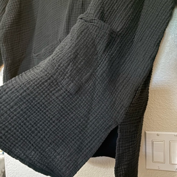 Kona Sol Black Slub Cotton with 3/4 Sleeves Coverup. Front Pockets, Split Neck. - Picture 5 of 12